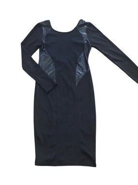5/25$ ✨ Contenta Black Dress